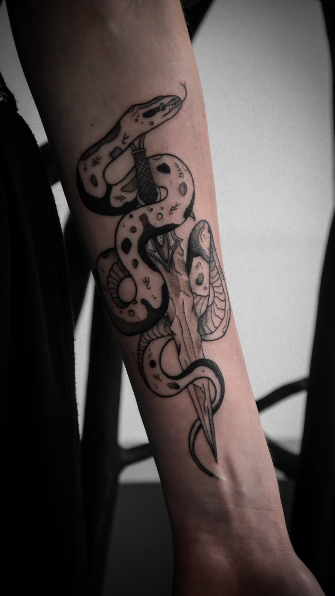 slang en zwaard tattoo